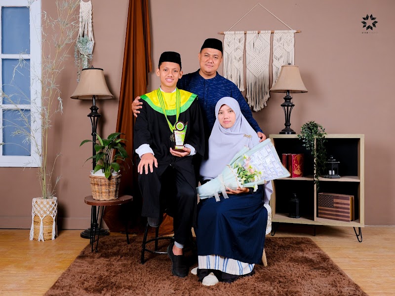 Wujudkan Impian Rumah dengan Sentuhan Cilacap di Teal And Yellow